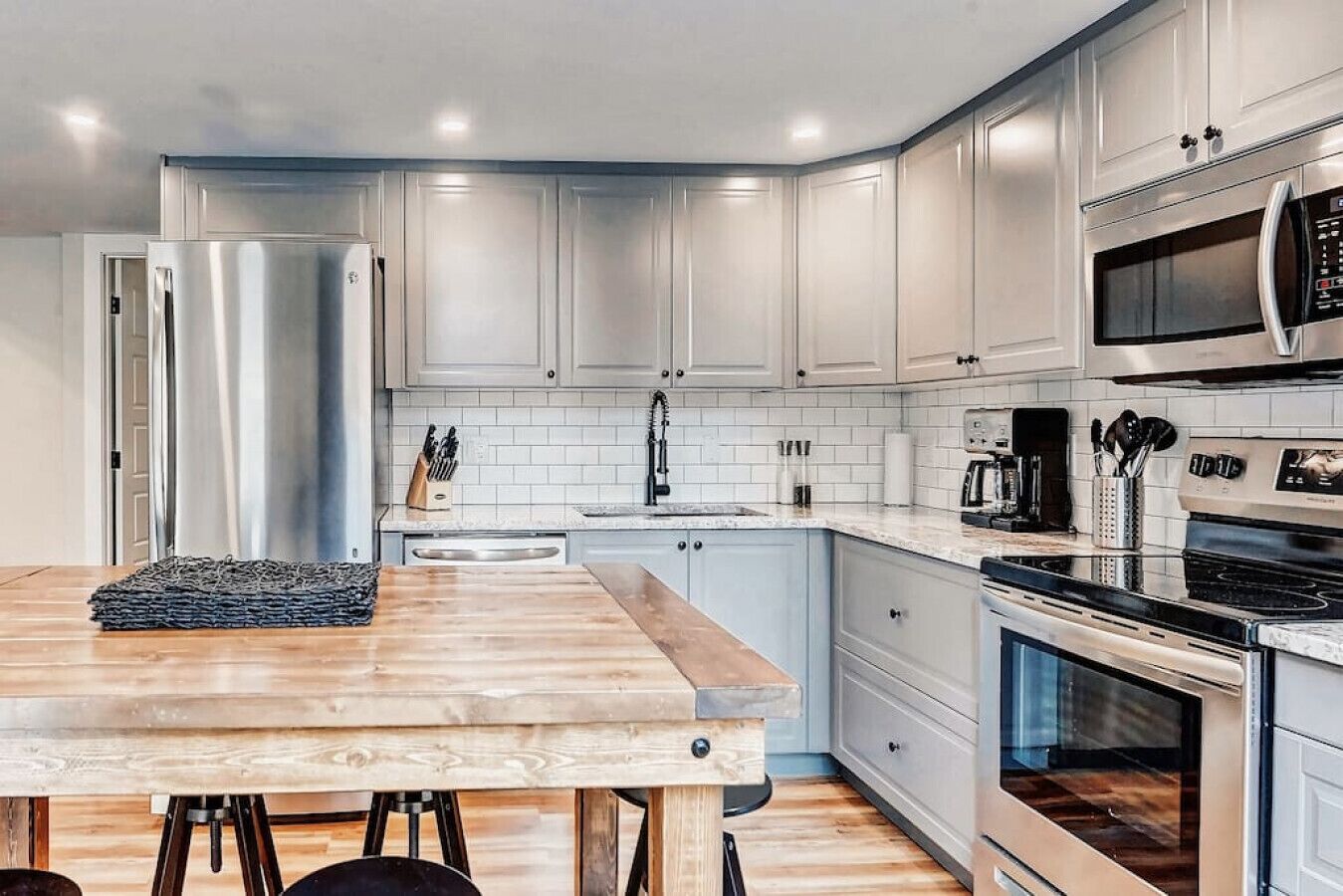 Kühlschrank, Mikrowelle, Ofen, Herdplatte