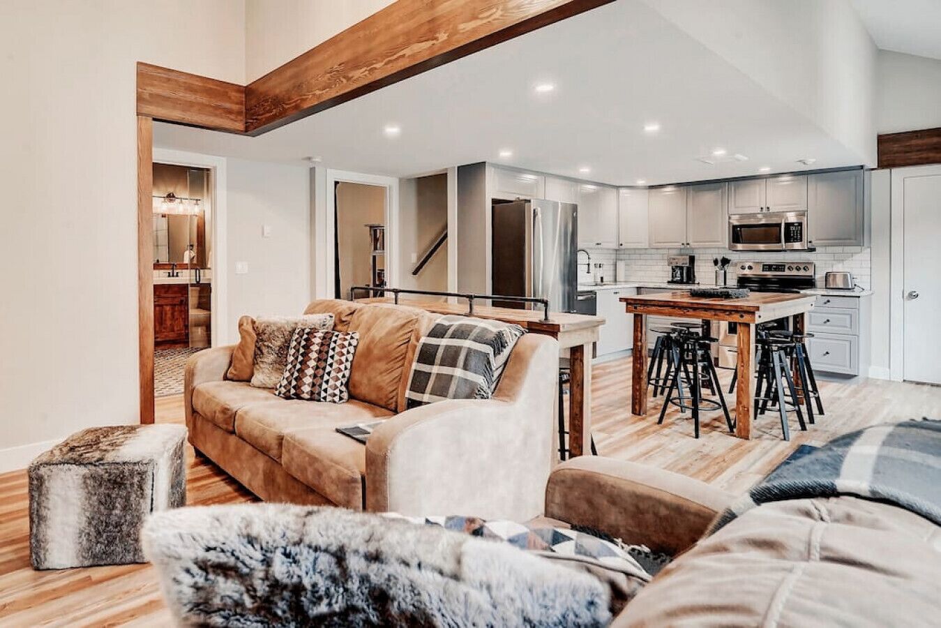 Smart TV, caminetto, libri, studio