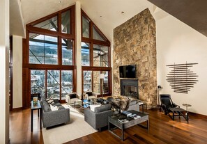 独立别墅 | 客厅 | 平板电视、壁炉