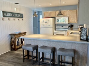 Frigorifero, microonde, forno, piano cottura