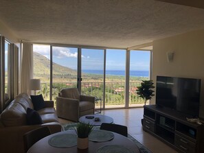 Smart TV, stereo - Beautiful Condo located at Makaha Valley Towers (Waianae)
