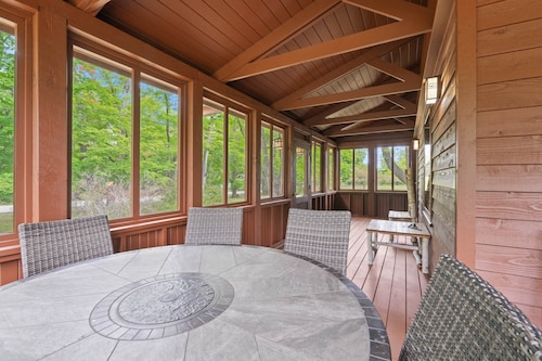 Northern Lights Farmhouse with Hot Tub