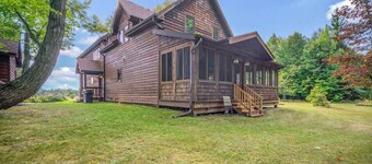Northern Lights Farmhouse with Hot Tub