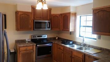 Een koelkast, een magnetron, een oven, een kookplaat