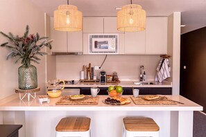 Kühlschrank, Mikrowelle, Wasserkocher mit Kaffee-/Teezubehör, Toaster
