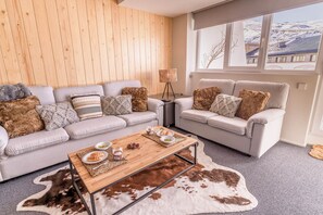 Een televisie en een open haard