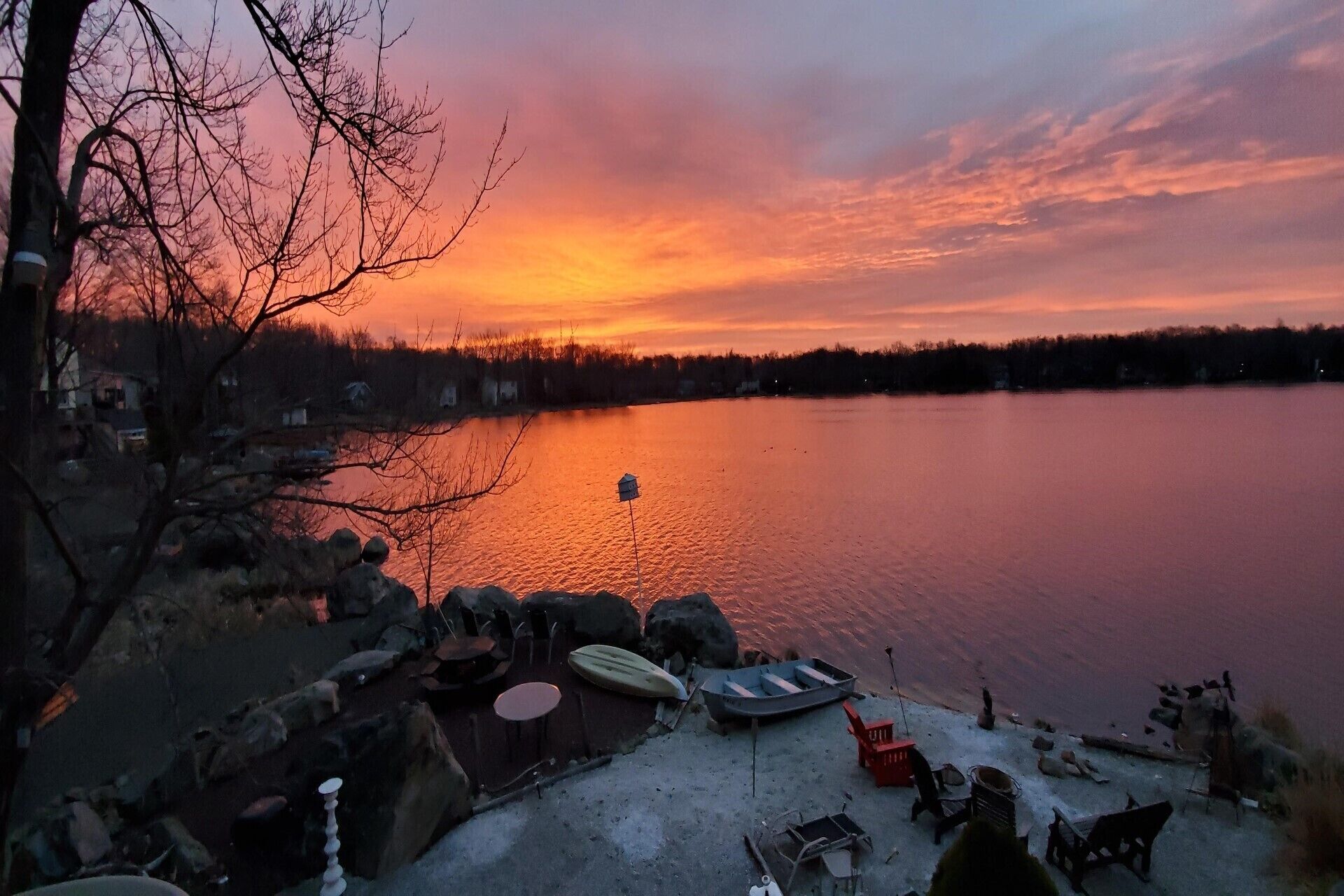 Beautiful Chalet on the lake w/ Hot Tub, Grill, Firepit, Deck