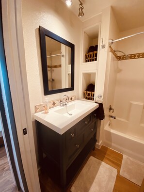 وحدات دش مع أحواض استحمام، مجففات شعر، مناشف، صابون