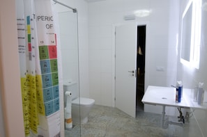 Loft standard | Banheiro | Chuveiro, produtos de toalete grátis, secador de cabelo, chinelos