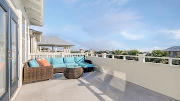 House, 3 Bedrooms | Balcony