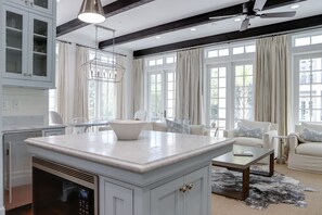 House, 4 Bedrooms | Private kitchen