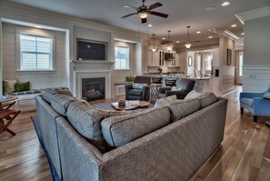 Rumah, 4 kamar tidur | Ruang keluarga | TV dan perapian