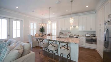 House, 3 Bedrooms | Private kitchen | Cookware/dishes/utensils