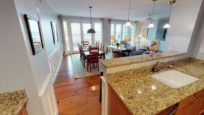 Appart'hôtel, 3 chambres | Cuisine privée | Réfrigérateur, micro-ondes, plaque de cuisson, lave-vaisselle