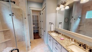 Casa, 4 quartos | Banheiro | Chuveiro/banheira combinados, secador de cabelo, toalhas de banho 