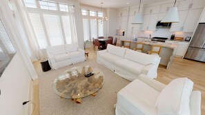 Huis, 5 slaapkamers | Woonkamer | Een flatscreentelevisie