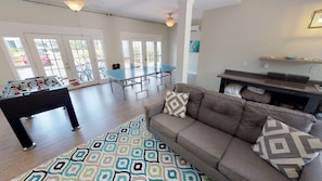 House, 5 Bedrooms | Living room