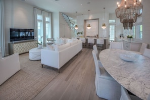House, 4 Bedrooms | Living room | Flat-screen TV