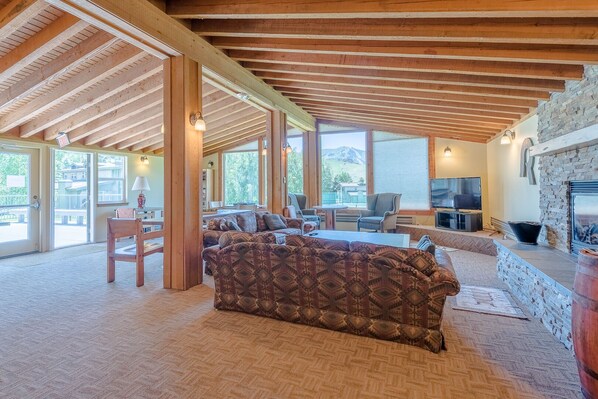 TV, fireplace, DVD player