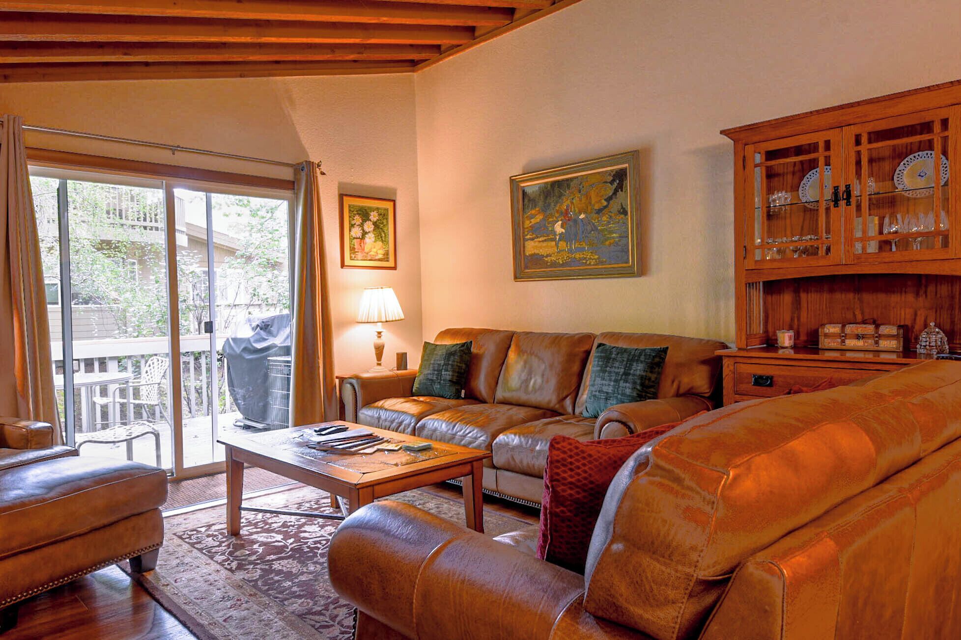 Televisie, een open haard en een dvd-speler