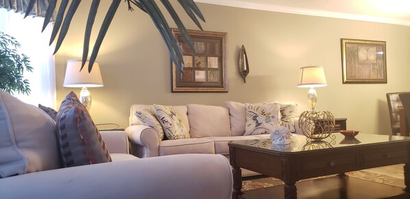 TV - Patricia's Paraíso. 10mins to Disney | 20mins to MCO (Kissimmee)