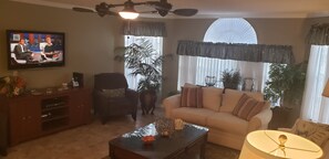 TV - Patricia's Paraíso. 10mins to Disney | 20mins to MCO (Kissimmee)