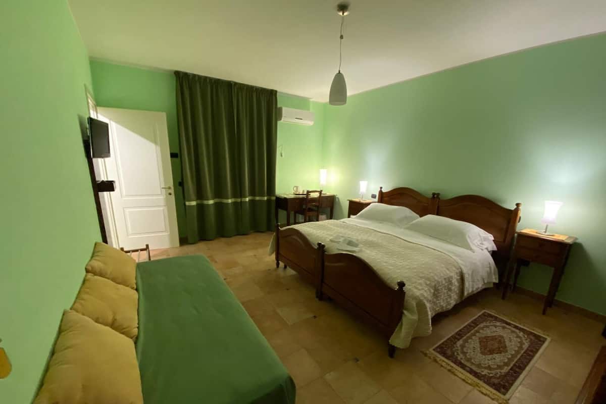 Tremannsrom | Minibar, blendingsgardiner, strykejern/-brett og wi-fi (inkludert)