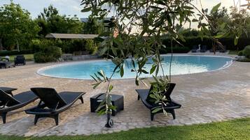 Außenpool (je nach Saison geöffnet), Liegestühle