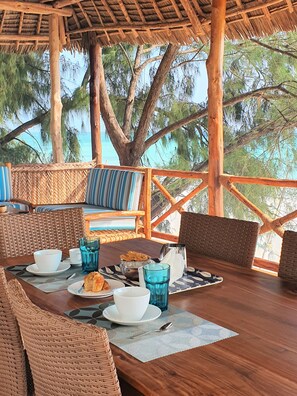 Outdoor dining - Lilli's House - delightful and comfortable beachfront holiday home- Casa Papaya (Kiwengwa)