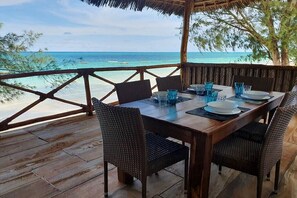Outdoor dining - Lilli's House - delightful and comfortable beachfront holiday home- Casa Papaya (Kiwengwa)