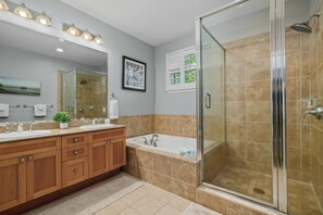 Ensemble douche/baignoire, sèche-cheveux, serviettes fournies