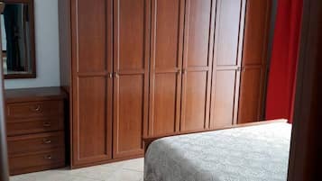 2 habitaciones, tabla de planchar con plancha, wifi y ropa de cama