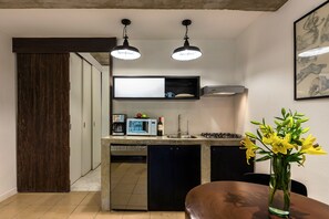 Kühlschrank, Mikrowelle, Ofen, Wasserkocher mit Kaffee-/Teezubehör