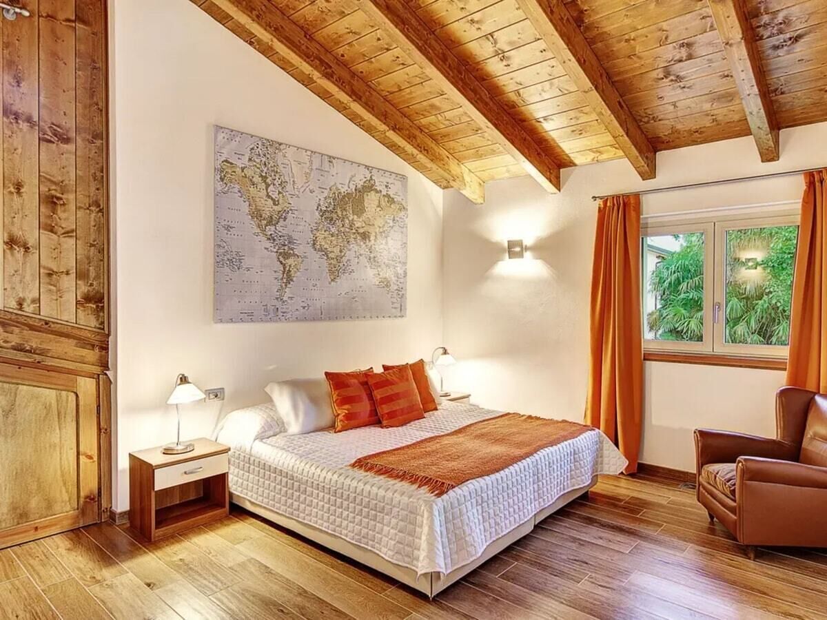 5 bedrooms, travel crib, WiFi, bed sheets