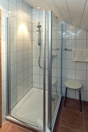 Shower, hair dryer, towels - Multi-bed room 1 with WC and shower, air-conditioned - Gästehaus Hauser (Rust)