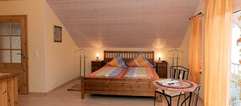 Multi-bed room 1 with WC and shower, air-conditioned - Gästehaus Hauser