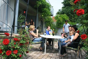 Outdoor dining - Multi-bed room 1 with WC and shower, air-conditioned - Gästehaus Hauser (Rust)
