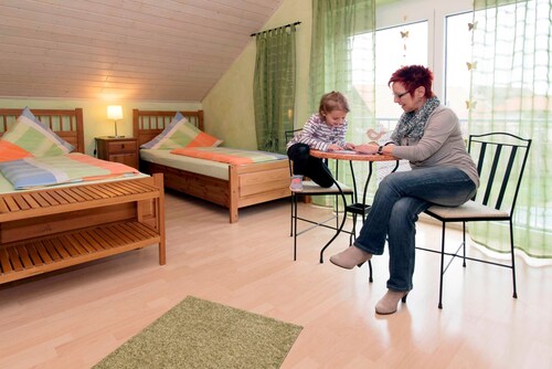 Chambre à plusieurs lits 2 avec WC et douche, climatisée - Gästehaus Hauser