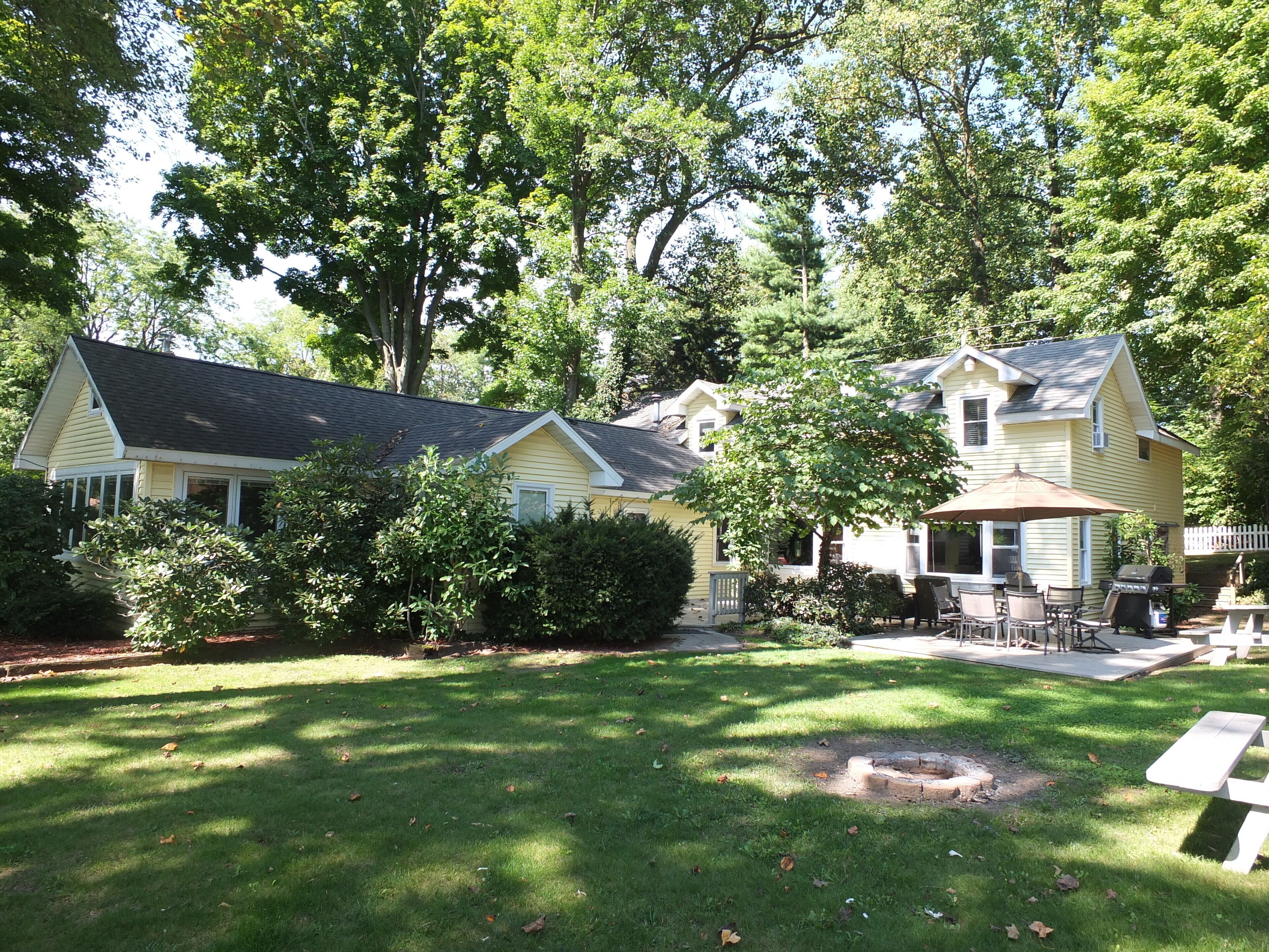 Lorlee -  LARGE AND LOVELY FAMILY COTTAGE ON DEWEY LAKE WITH PRIVATE BEACH! in Benton Harbor, United States