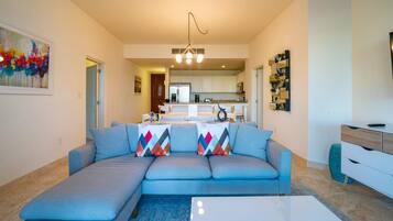 Condo, 2 habitaciones | Sala de estar | Televisión