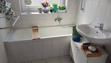 Haartrockner, Handtücher, Seife, Shampoo