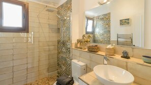 Dusche, Haartrockner, Handtücher