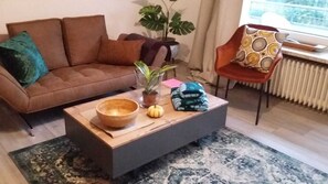 Smart-tv, bordsfotboll, böcker och datorskärmar