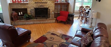 Älytelevisio, takka, Netflix, pöytäjalkapallopöytä