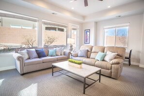 Smart-tv, Netflix, bordsfotboll och ett bordtennisbord