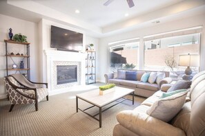 Smart-tv, Netflix, bordsfotboll och ett bordtennisbord