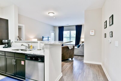 2 Bed 2 Bath Condo *Walk to Broadway* #203