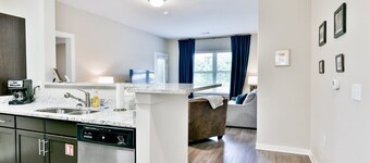 2 Bed 2 Bath Condo *Walk to Broadway* #203