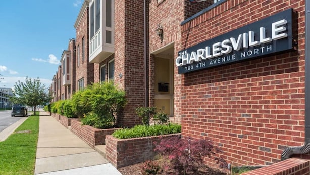 Un edificio de ladrillo con un letrero que dice 'The Charlesville 700 4th Avenue North'.