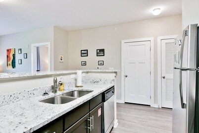 2 Bed 2 Bath Condo *Walk to Broadway* #203